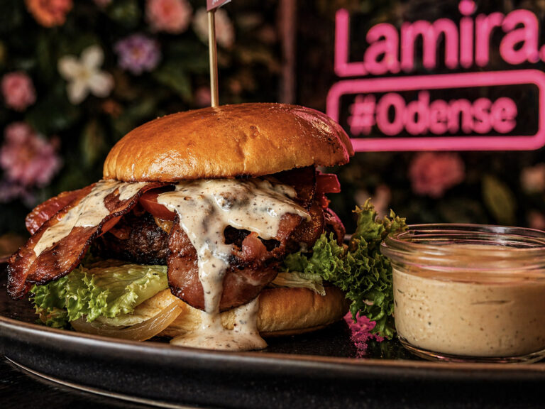 Burger med lækker dressing og sprød bacon
